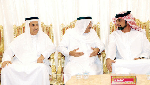 "عمار النعيمي خلال تقديمه واجب العزاء في وفاة والدة ناصر المعلا"