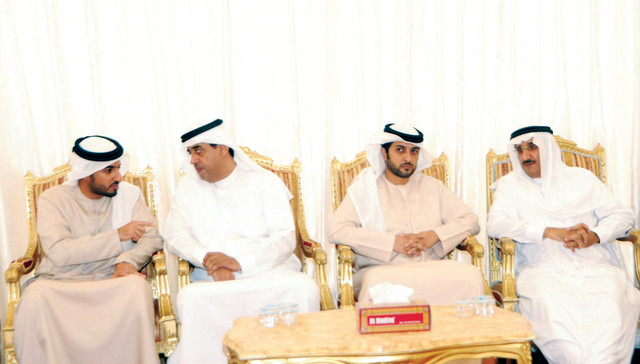 "عبد العزيز وراشد النعيمي خلال تقديم واجب العزاء"