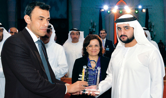 "مكتوم بن محمد يتسلم درعا تذكارية من كريم عوض بحضور عيسى كاظم ومسؤولي هيرميس أمس في دبي  تصوير - سيف محمد"