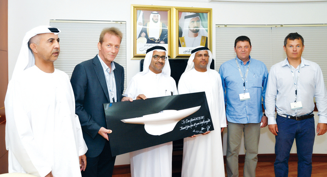 "بن ثاني يتسلم مجسم قارب الدراغون من مسؤولي الفريق الألماني بحضور المهيري والطاير البيان"