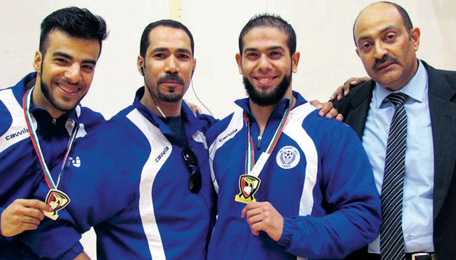 "مدرب النصر مع لاعبيه بعد الفوز \t البيان"