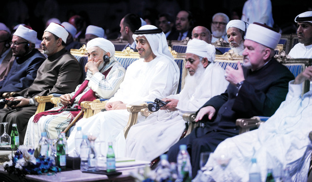 "عبدالله بن زايد خلال حفل الختام بحضور أحمد الطيب وعبدالله بن بيه والعلماء والمفكرين"