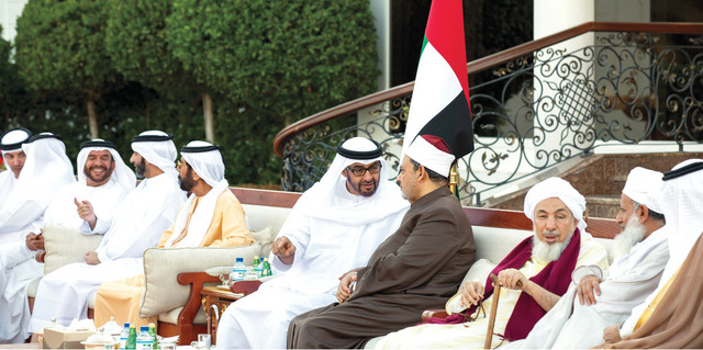 "محمد بن زايد يتبادل الحديث مع أحمد الطيب  بحضور طحنون وسرور بن محمد وهزاع بن زايد"