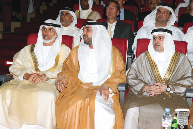 "سامي القمزي وخليفة سليمان وخليفة الحبتور خلال حفل افتتاح الكلية"
