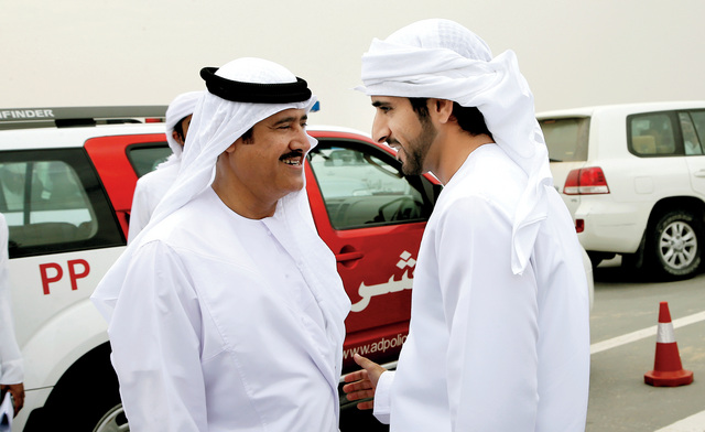 "حمدان بن محمد يتحدث إلى سلطان بن حمدان لدى وصول سموه المهرجان"