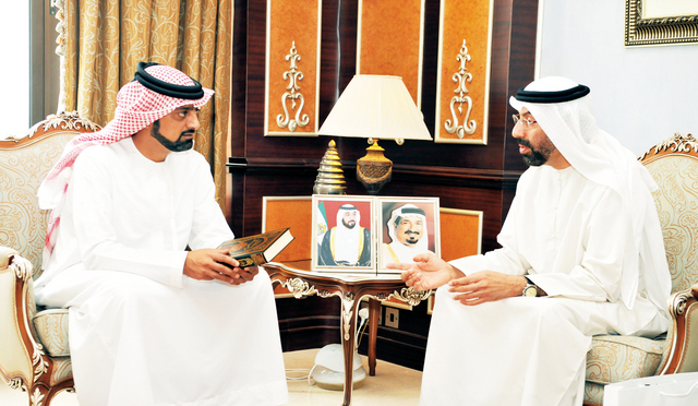 "عمار النعيمي خلال تسلمه نسخة من الموسوعة \tوام"