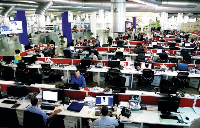 "صالة تحرير البيان خلية نحل"