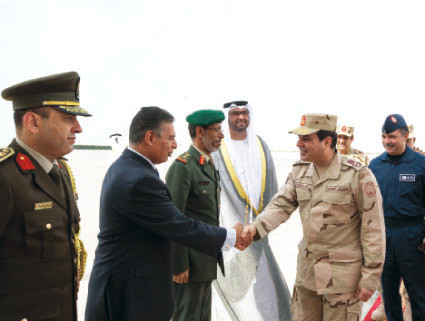 "المشير خلال وصوله البلاد بحضور سلطان الجابر وحمد الرميثي"