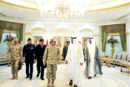 "محمد بن زايد مستقبلاً السيسي بحضور سلطان الجابر وحمد الرميثي وعدد من كبار الضباط   \t\t\t          وام"