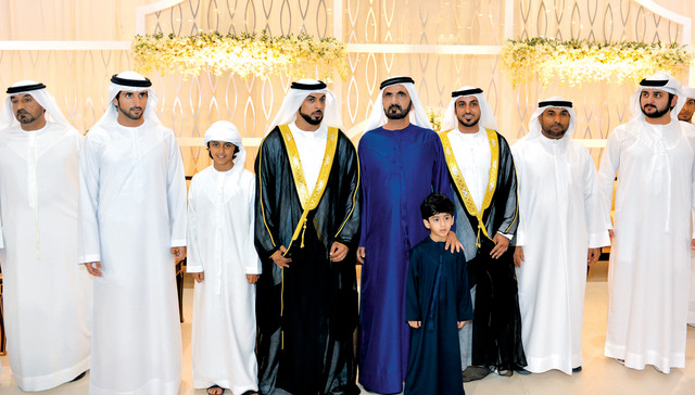 "محمد بن راشد يتوسط العريسين بحضور حمدان ومكتوم بن محمد وأحمد بن سعيد \tتصوير ــــ سيف محمد"