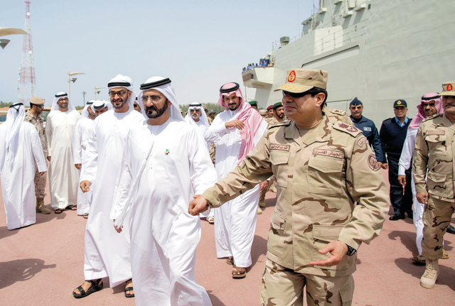 "محمد بن راشد ومحمد بن زايد والسيسي وسلمان بن سلطان خلال التمرين العسكري \tوام"
