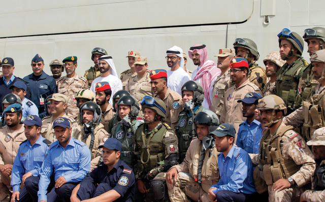 "محمد بن راشد ومحمد بن زايد وعبدالفتاح السيسي وسلمان بن سلطان وحمد الرميثي مع الوحدات المشاركة في التمرين المشترك\t\t وام"