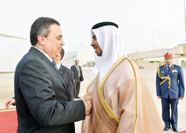 "منصور بن زايد مصافحاً ضيف البلاد"