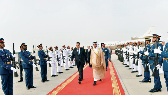 "منصور بن زايد خلال استقبال مهدي جمعة"