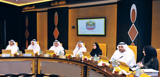 "هادف الظاهري وحميد القطامي وعبدالرحمن العويس وصقر غباش ومريم الرومي وراشد بن فهد ونجلاء العور خلال الاجتماع"