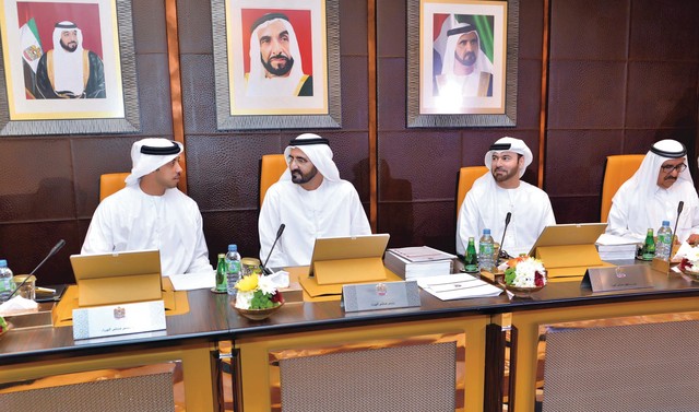 "محمد بن راشد مترئساً اجتماع مجلس الوزراء بحضور منصور بن زايد وحمدان بن راشد ومحمد القرقاوي \t \t تصوير- سيف محمد و«وام»"
