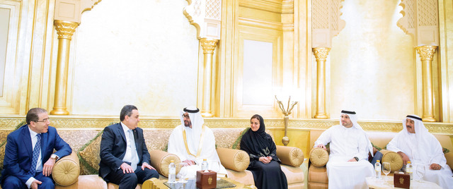 "محمد بن زايد خلال لقائه رئيس الوزراء التونسي بحضور لبنى القاسمي وخلدون المبارك والزعابي وام"