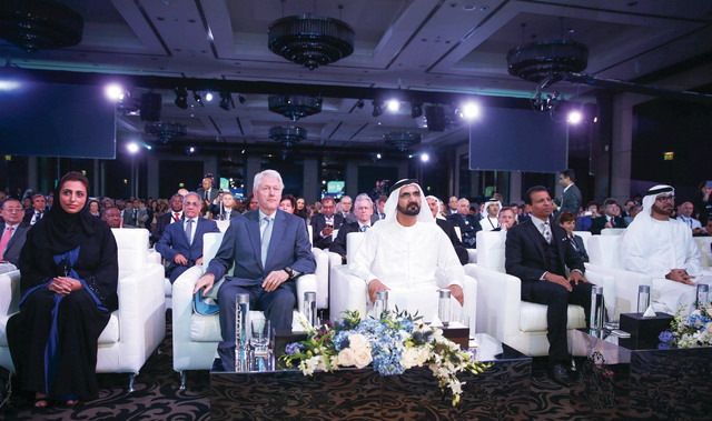 "محمد بن راشد وكلينتون ومحمد القرقاوي وبدور القاسمي خلال المنتدى\t تصوير ـــ محمد هشام"