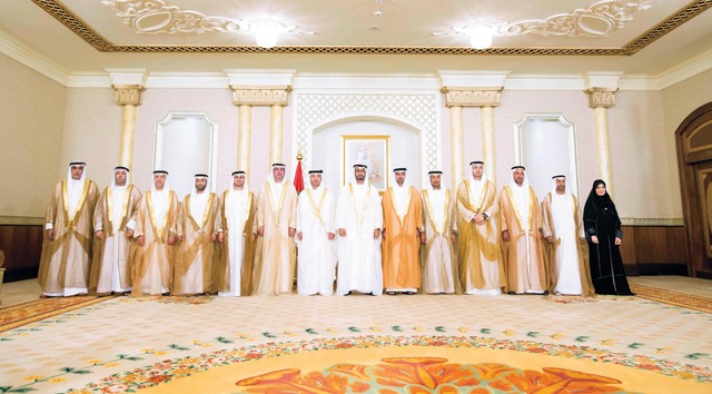 "محمد بن زايد يتوسط أعضاء المجلس التنفيذي بحضور هزاع وحامد بن زايد ومحمد بن خليفة وسلطان بن طحنون وأحـمد المـزروعــي وخلـدون المبــارك وحمد الحــر السـويـدي وناصر السـويـــدي ومغير الخييلـي وسعيد الغفلي وأمل القبيسي ومحمد الرميثي وعلي المنصوري وام"