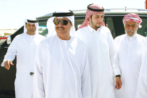 "سلطان بن حمدان لدى وصوله فعاليات المهرجان"