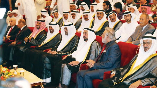 "حاكم الشارقة وولي العهد نائب الحاكم  وعدد من كبار الشخصيات والفنانين في مقدمة الحضورأثناء الافتتاح"