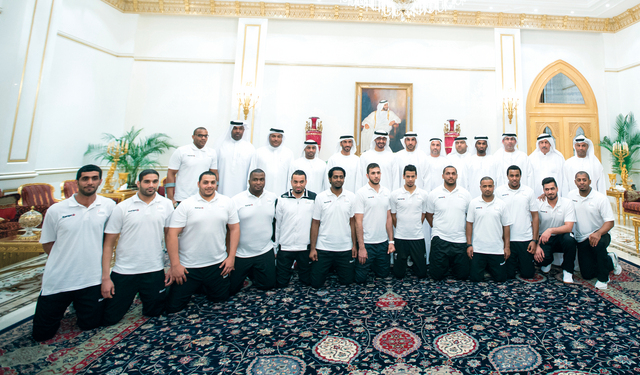 "محمد بن زايد في لقطة جماعية مع منتخب اليد المونديالي بحضور نهيان بن زايد. \t وام"