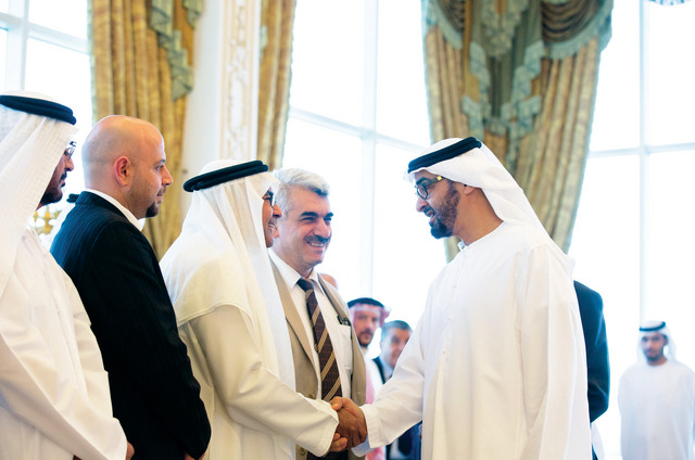"محمد بن زايد يصافح أعضاء مجلس أمناء الجائزة بحضور نهيان بن مبارك"