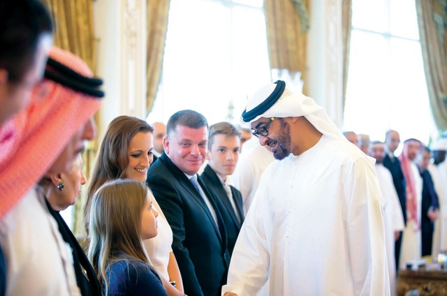 "محمد بن زايد يصافح الشخصيات الفائزة بجائزة أبوظبي وأسرهم"