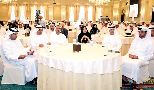 "مغير الخييلي وأمل القبيسي خلال حضورهما لقاء القيادات \tالبيان"