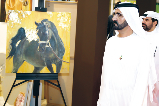 "محمد بن راشد خلال تفقده معرض دبي الدولي للجواد العربي\t\tتصوير - محمد هشام"