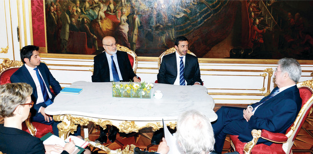 "عبد الله بن زايد خلال لقائه فيشر بحضور الوفد المرافق\tوام"