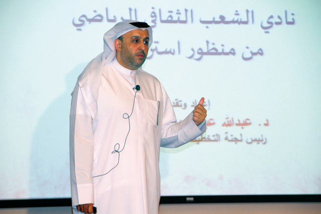 "المحاضر خلال تقديم الورشة"