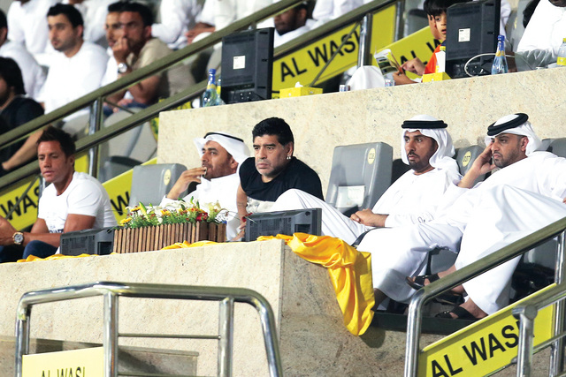 "مارادونا يتابع مباراة الوصل من مدرجات زعبيل"