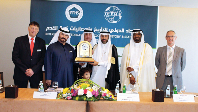 "باهويني يتسلم درع الاتحاد من جاسم السيد \tالبيان"