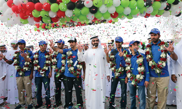 "محمد بن راشد وحمدان بن محمد يحتفلان مع فرسان الامارات البيان"