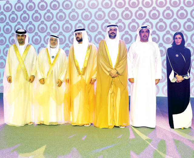 "مكتوم بن محمد و سلطان بن محمد بن سلطان بتوسطان حضور الحفل الكبير"
