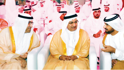 "عبد الله بن سالم القاسمى يتحدث مع حميد القطامي بحضور العويس"