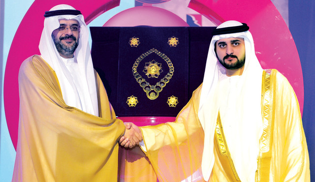 "مكتوم بن محمد يتسلم جائزة الأسرة الرياضية من ولي عهد ونائب حاكم الشارقة تصوير: سيف محمد"