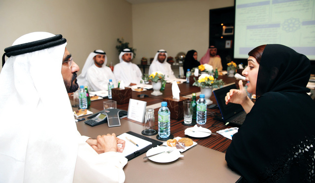 "محمد بن راشد يستمع لشرح من ريم الهاشمي حول خطط اكسبو 2020\t تصوير - خليفة اليوسف"