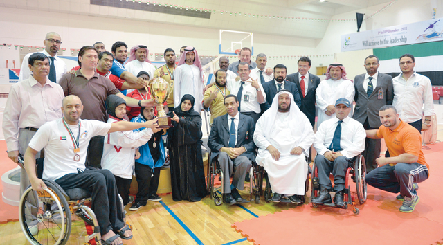 "الفائزون بالمراكز الأولى مع المسؤولين\t البيان"