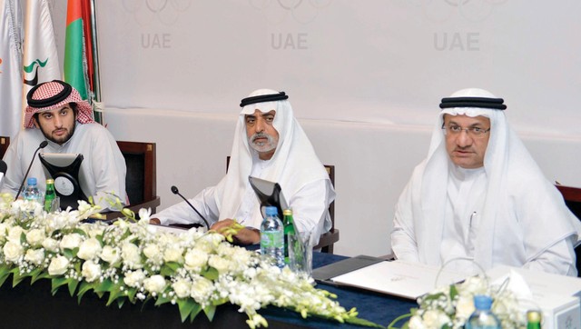 "أحمد بن محمد يترأس اجتماع اللجنة العليا بحضور نهيان بن مبارك والعويس والقطاميتصوير- سيف محمد"