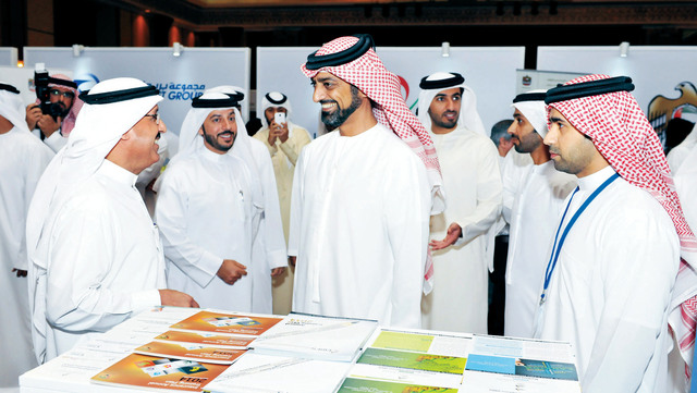 "ولي عهد عجمان خلال تجوله في المعرض           \t         وام"