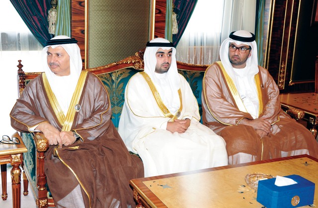 "أنور قرقاش وراشد بن حمد الشرقي وسلطان الجابر خلال اللقاء \t وام"