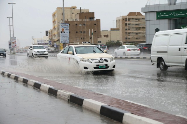 "جهود لسحب المياة في العين تصوير: ناصربابو"