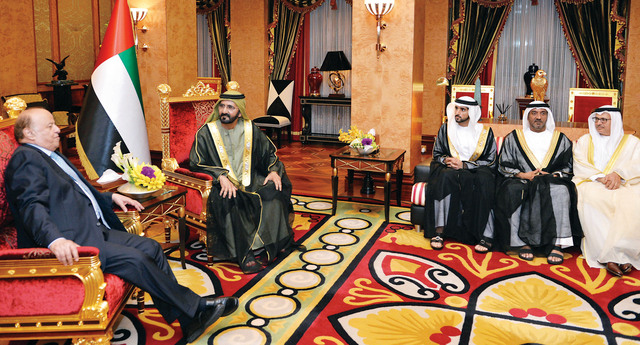 "محمد بن راشد خلال استقبال عبدربه منصور هادي بحضور حمدان بن محمد وأحمد بن سعيد ود.أنور قرقاش\tتصوير : سيف محمد وخليفة اليوسف"