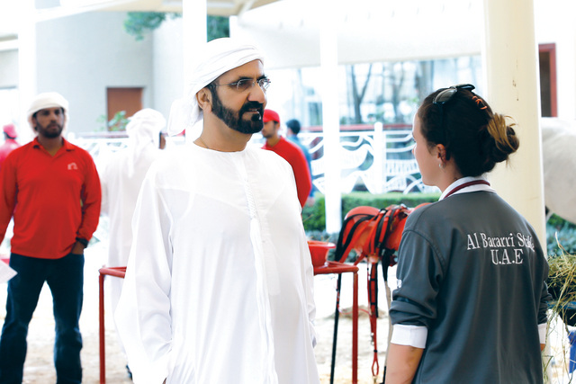 "محمد بن راشد يتحدث إلى إحدى المشاركات في الحدث"