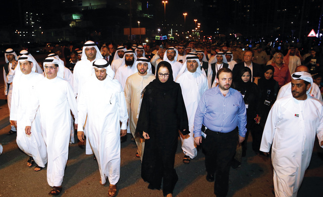 "سعيد الطاير ومحمد المري وعدد من المسؤولين خلال مسيرة ساعة الأرض\t تصوير ـــ خالد نوفل ــ البيان"