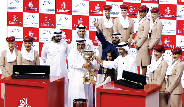 "محمد بن راشد خلال تسلم الكأس بحضور حمدان بن محمد وحمدان بن راشد ومكتوم بن محمد \t\tتصوير - محمد هشام"