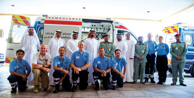 "سموه في لقطة مع عدد من مسؤولي الإسعاف"