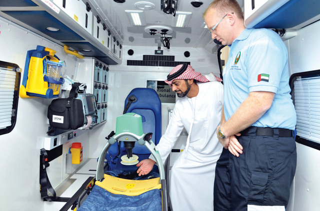"ويعاين أحد الأجهزة"